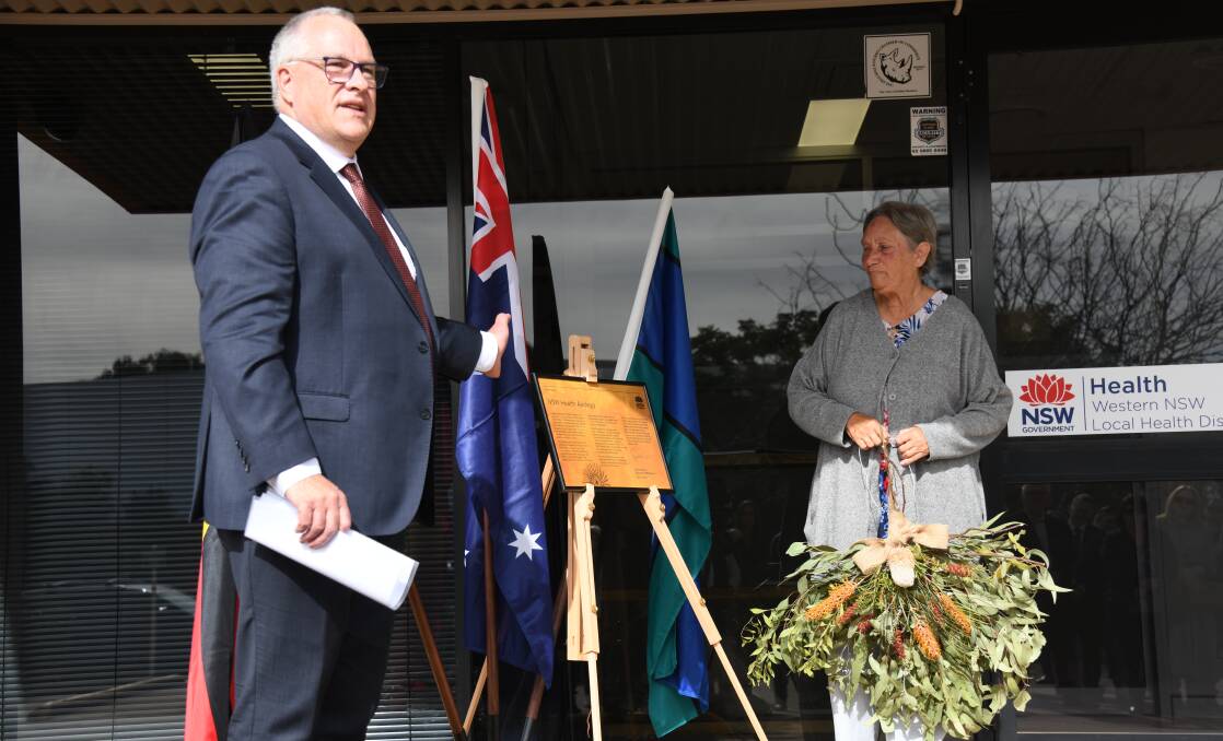 WNSWLHD CEO Mark Spittal and Aunty Marg Walker unveil the plaque at the health district head office. Picture by Amy McIntyre