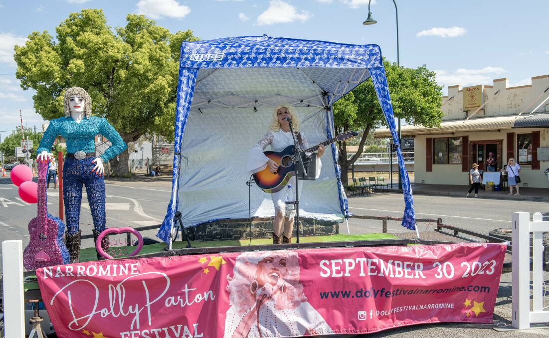 A local performer pays tribute to Dolly Parton at the festival street party in 2023. Picture by Belinda Soole