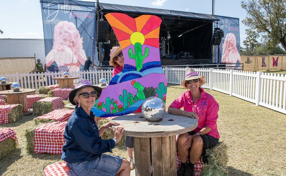 Dolly Parton festival committee members Kym Edmunds, Jen Ballhausen and Skye Rush prepare the venue for the big night in 2023. Picture by Belinda Soole