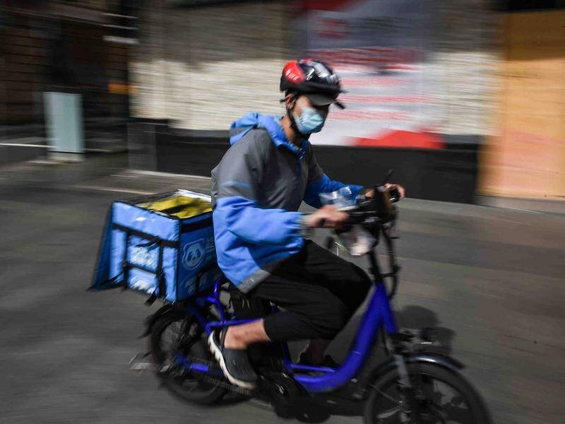 Food delivery riders are more likely to attend hospitals from 8pm to midnight than regular cyclists. (Flavio Brancaleone/AAP PHOTOS)